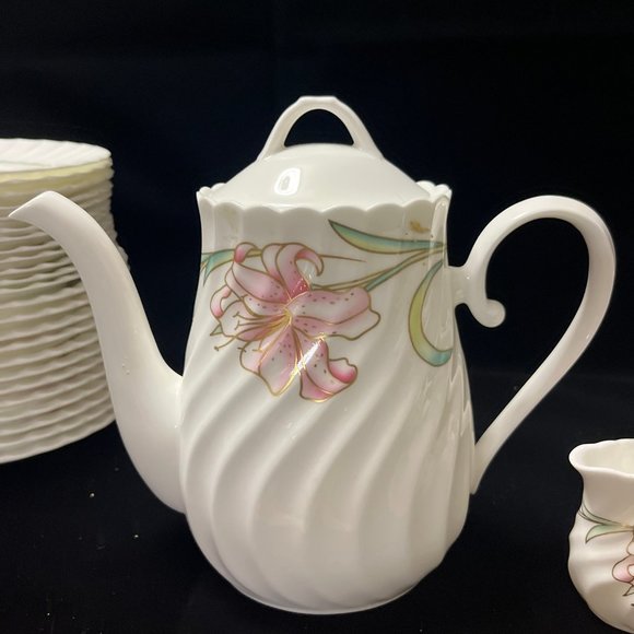 Vintage NIKKO Fine Bone China Rhubrum Lily Serviceware Rare Beautiful - Picture 1 of 16